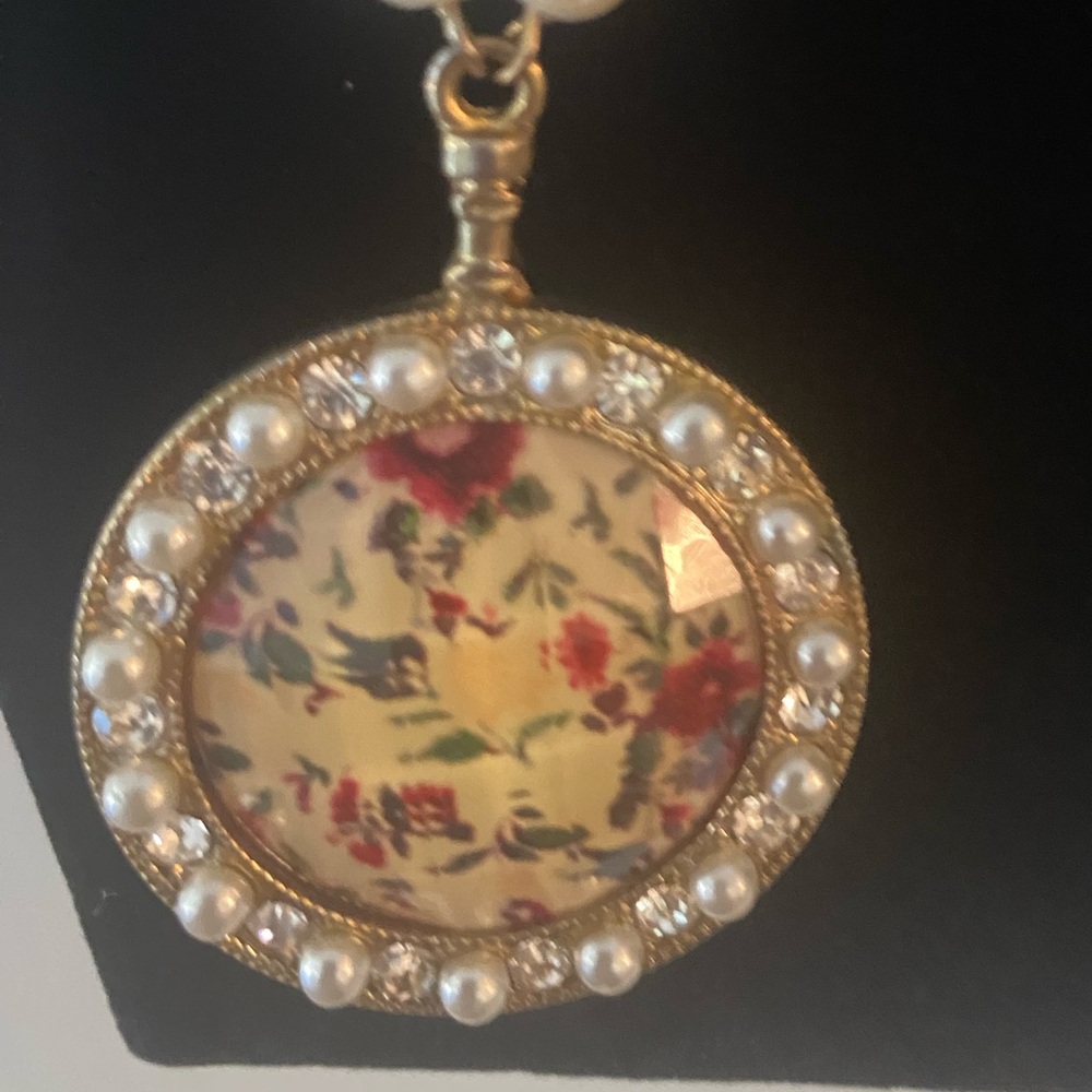 Elegant Gold and Pearl Pendant Necklace